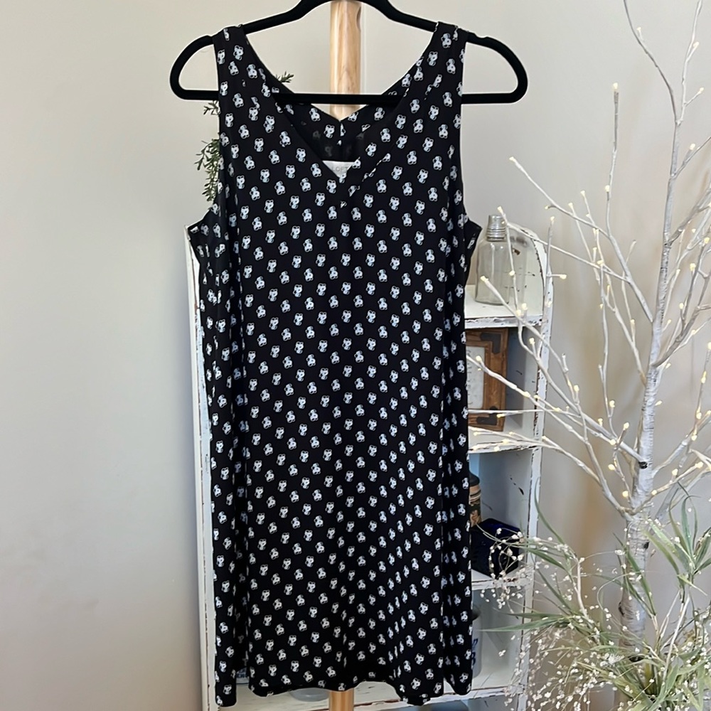 LOFT M Black/white touch of blue in pattern, shift dress. Fully lined EUC flowy